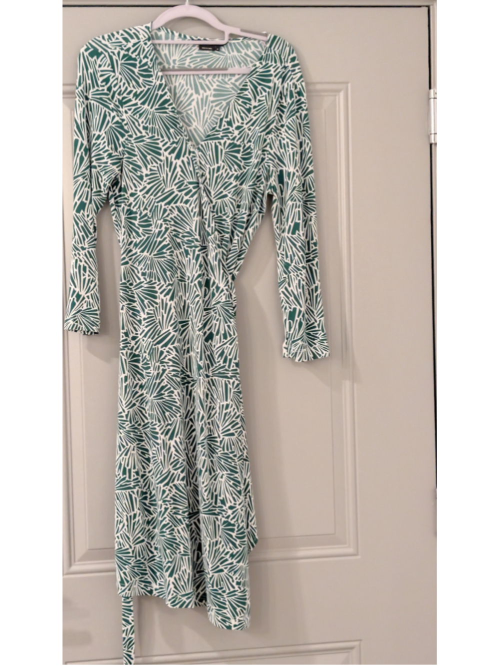 Women's BCBGMAXAZRIA Midi Dress Size M Green White Patterned Wrap